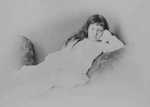 Carroll - Alice recostada